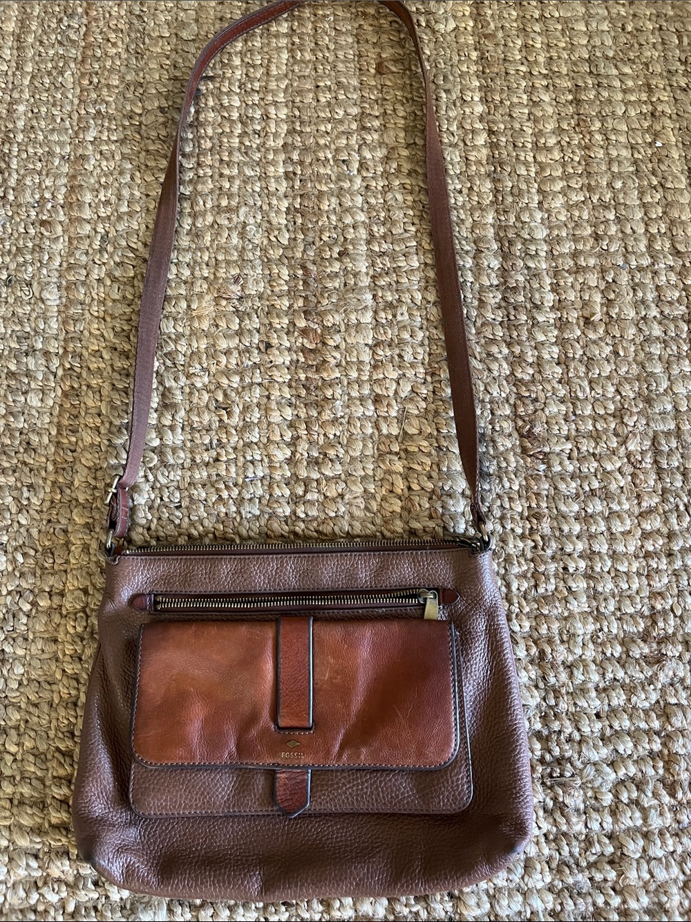 Fossil Leather Crossbody Shoulder Bag in Brown
 Zipper & Snap closure.